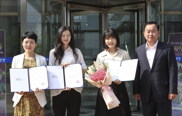 온라인 콘텐츠 공모전 시상자들 수상 기념촬영