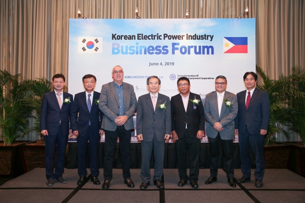 좌측부터 ①한전KPS 필리핀법인 허량 법인장 / ②한전 필리핀법인 김정인 법인장 /  ④ 한국서부발전 김병숙 사장 / ⑦주필리핀 한국대사관 김종주 상무관