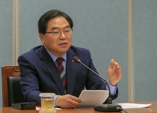 12일 오전 구청 중회의실에서 열린 주간업무회의에서 박수범 구청장 진행 모습