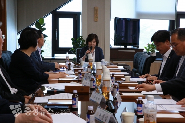 김영애의장이 의정자문단 위원들에 인사말을 하고 있다. / 충청뉴스 최형순 기자