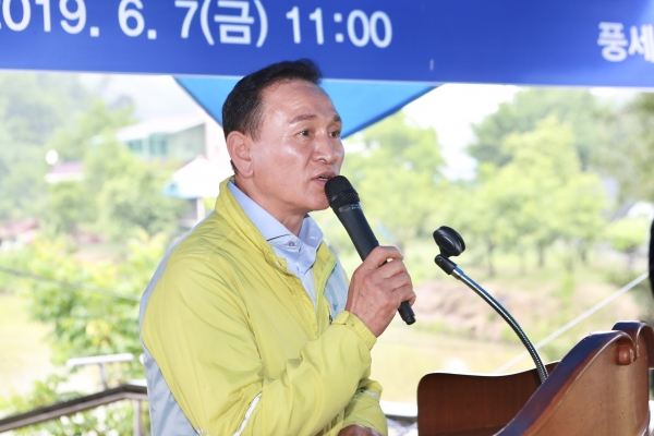 친환경쌀 우렁이 방사 행사에서 구본영 시장 인사말 모습