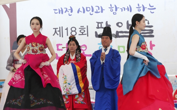 한복패션쇼 모습