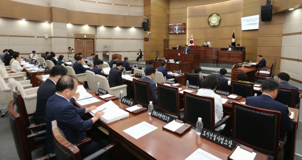 시정질문 기간 중 공무원 배석 관행 개선한 '천안시의회 제222회 제1차 정례회의'