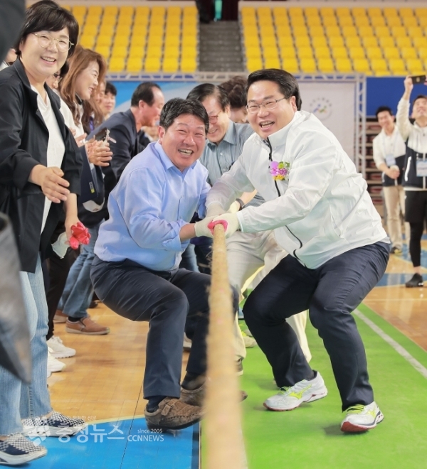 천안시 선수단 및 인치견 천안시의회 의장과 함께 팀을 이뤄 줄다리기를 하는 오세현 아산시장