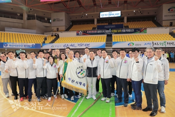 오세현 아산시장과 아산시 선수단이 구본영 천안시장과 함께 기념촬영을 하고 있다.