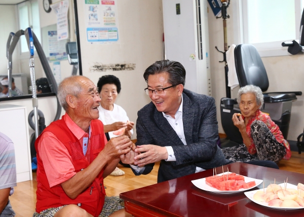 용래 유성구청장이 작년 8월 무더위 쉼터인 방동3통 경로당을 방문해 어르신들의 안부 살펴