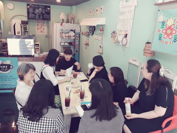 서구 중간지원활동가들이 마을공동체 활동을 모니터링하고 보조금 집행 등 애로사항을 컨설팅하고 있다