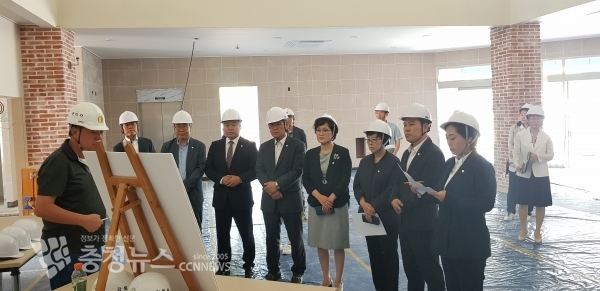 대전 서구의회 행정자치위원회가 12일 관저체육관 현장을 둘러본 뒤 관계자로부터 공사 진행상황 등의 설명을 듣고 있다.