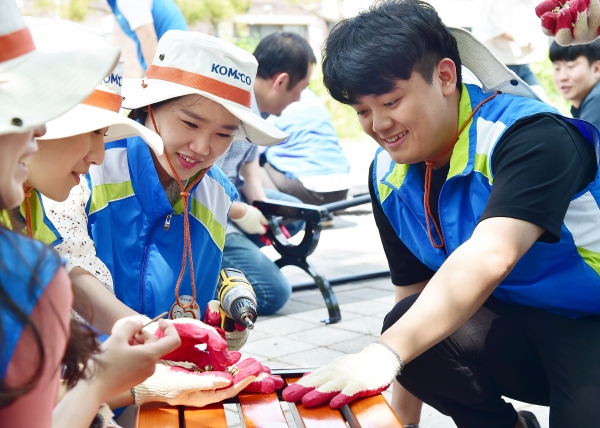 상습 쓰레기 투기지역인 옥계초등학교 정문옆에 플랜트 박스로 된 화단을 설치하고 미세먼지에 강한 측백·남천 나무를 심고 쉼 의자도 설치