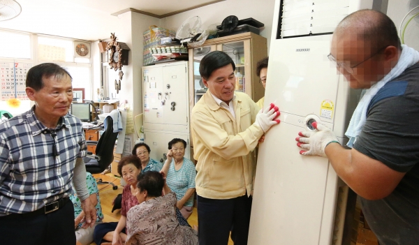 지난해 경로당 냉방기 설치모습