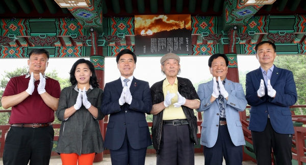 제막식 참석자들이 편액 앞에서 기념촬영을 하고 있다