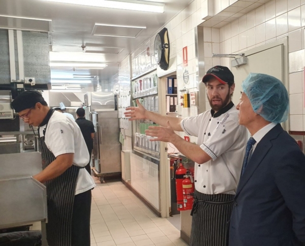 [왼쪽 설명자] Sous chef(부주방장) Frank scott [오른쪽] 설동호 대전광역시교육감