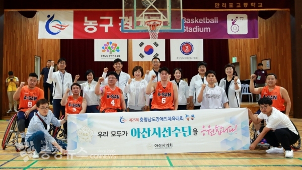 안정근·이의상·이상덕김영애의장, 홍성표·조미경·김희영·김수영의원이 우승을 차지한 휠체어농구 선수들과 함께 / 충청뉴스 최형순 기자