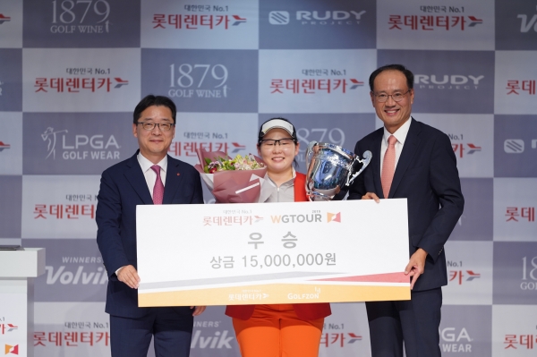 대전 유성구 골프존조이마루에서 열린 ‘2019 롯데렌터카 WGTOUR’ 정규투어 3차 대회에서 (좌측부터) 롯데렌터카 남승현 상무, 정선아 선수, 골프존 문제해 전무가 우승자 시상식 기념 촬영을 하고 있다