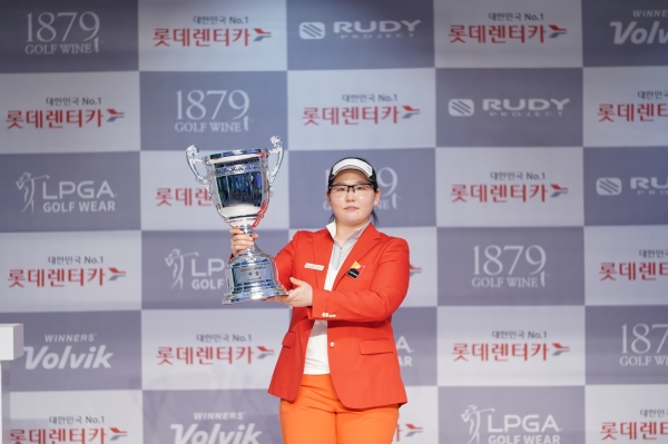 ‘2019 롯데렌터카 WGTOUR’ 정규투어 3차 대회에서 우승자 정선아 선수가 우승컵을 들고 있다