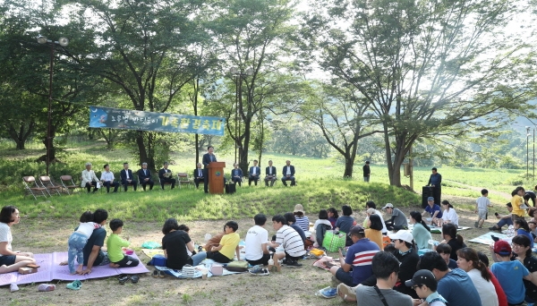 지난 15일 갑천 상류인 흑석동 노루벌 반딧불이 보호지역(제6호)에서 대전생태보전시민모임이 주최하여‘제8회 반딧불이 가족 환경축제’를 개최했다.