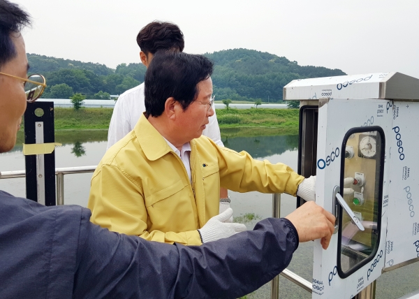 장종태 서구청장이 지난 14일 용촌동에서 전동수문 작동에 이상이 없는지 등을 꼼꼼히 살피고 있다