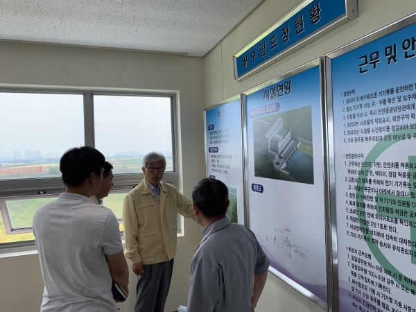 유병훈 부시장이 운영 현황에 대해 설명을 듣고 있다.