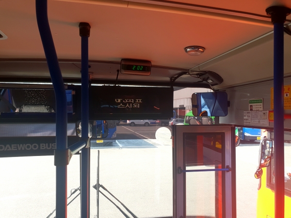 시내버스 와이파이 내부 설치 사진(우측 상단 공유기)