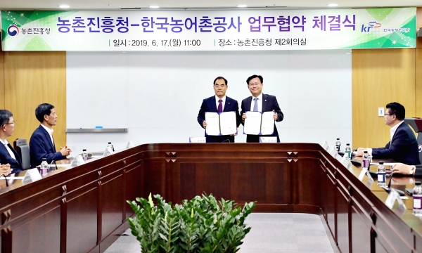 농진청-농어촌공사는 17일 스마트농업확산을 위한 업무협약을 체결했다(사진왼쪽부터 김인식사장 김경규청장).