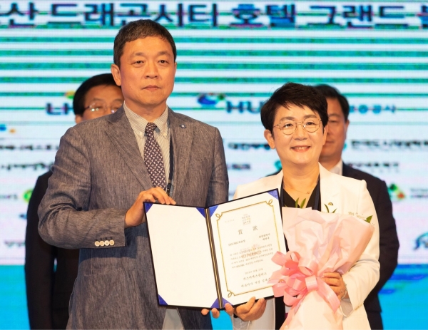 수상자로 나선 박정현 대덕구청장(오른쪽)과 시상자 에스비에스플러스 김계홍 대표이사 사장