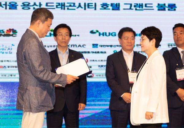 수상자로 나선 박정현 대덕구청장(오른쪽)과 시상자 에스비에스플러스 김계홍 대표이사 사장