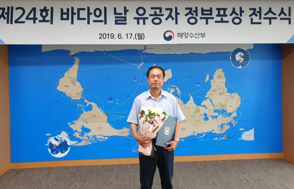 태안군 국무총리 기관표창 수상모습(이용남 주무관),