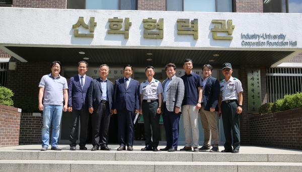 건양대 군사경찰대학 앞에서 기념사진을 찍은 이석구 총장(가운데).