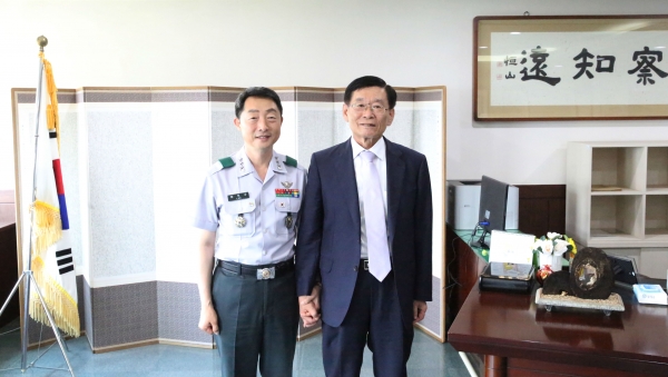 이석구 국방대총장(왼쪽)과 이원묵 건양대 총장.