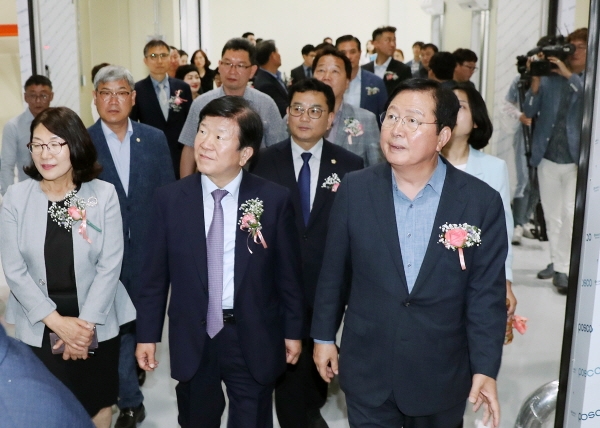 전통시장 공동물로창고 내부를 둘러보고 있는 박병석 국회의원과 장종태 구청장