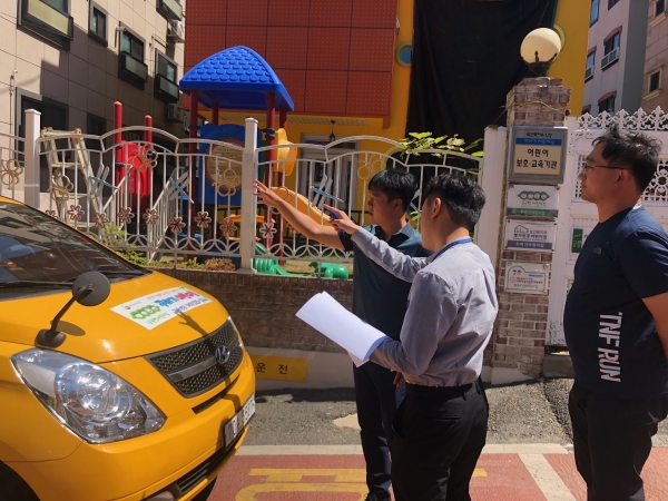 서구청 직원이 어린이의 안전한 통학환경 조성을 위해 어린이 통학버스 불법 개조행위에 대해 계도 모습