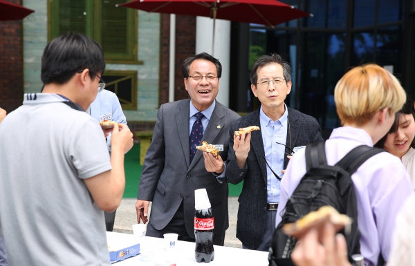 이덕훈 총장 18일 낮 12시 교내 인사례교양동 앞에서 1학기 기말고사 시험공부로 지친 학생들에게 피자파티를 열어 격려했다