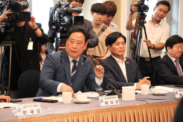 좌측부터 어기구 충남도당위원장, 조승래 대전시당위원장