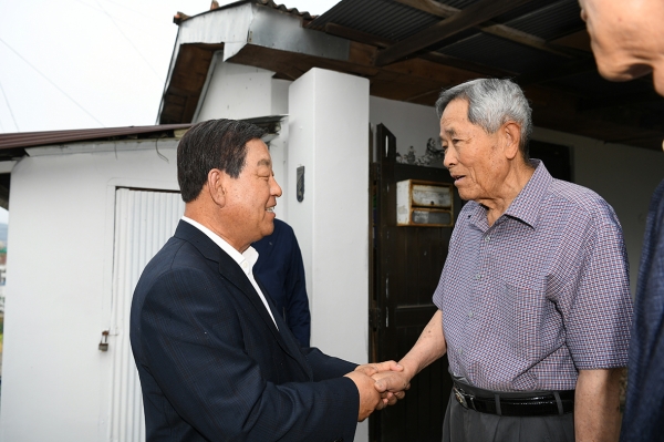 황선봉 군수가 6월 호국보훈의 달을 기념해 보훈가족을 위문/ 왼쪽부터 황선봉 예산군수, 한상학 씨
