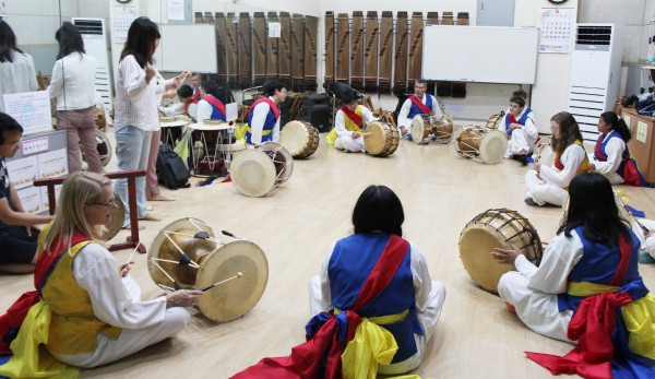 19일 유성구를 방문한 미국 욜로카운티 청소년들이 유성문화원에서 우리나라 전통 문화인 사물놀이 체험을 하고 있다