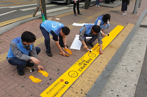 직원들이 표시재를 설치하는 모습