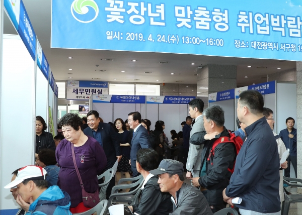 지난 4월 서구청 1층 로비에서 개최한‘중년층 맞춤형 취업 박람회’