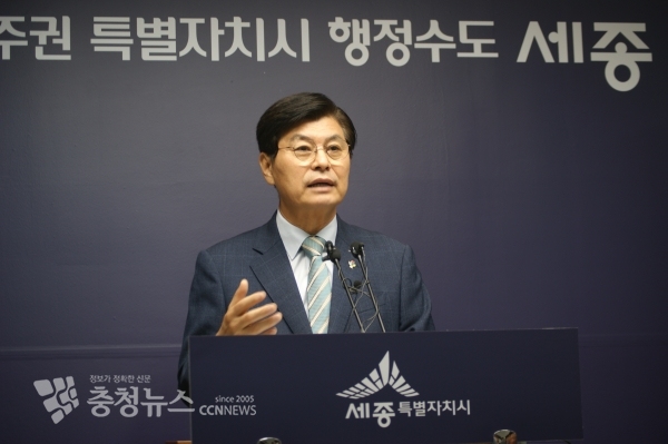 답변하는 이춘희 세종시장  / 충청뉴스 최형순 기자