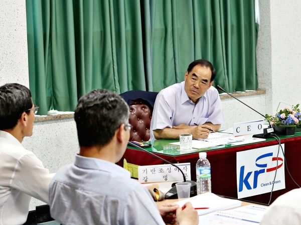 김인식 농어촌공사 사장이 21일 경북 상주에서 현장접점부서와 열린 토론회에서 직원의 발언 내용을 경청하고 있다