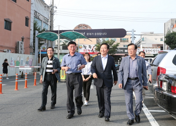 지난 20일 장종태 서구청장과 괴정동 신규 임용직원들은 괴정동 구석구석을 돌며 주민의 불편사항을 챙기는 등 현장행정 모습