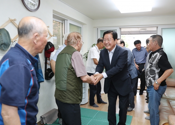 지난 20일 장종태 서구청장과 괴정동 신규 임용직원들은 괴정동 구석구석을 돌며 주민의 불편사항을 챙기는 등 현장행정 모습