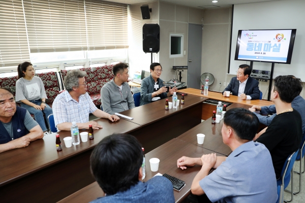 지난 20일 장종태 서구청장과 괴정동 신규 임용직원들은 괴정동 구석구석을 돌며 주민의 불편사항을 챙기는 등 현장행정 모습