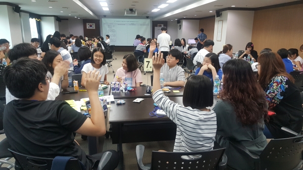 지난 22일 구청 대회의실에서 초·중·고 학생 및 학부모, 아동 관련 종사자 등 70여 명이 참석한 가운데 아동친화도시 조성 위한 시민참여 원탁토론회 개최 모습