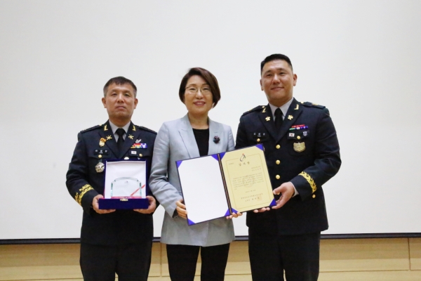 왼쪽부터 이영찬 육군 제32사단 부사단장, 유미선 논산계룡 교육지원청 교육장,  김범준 육군 제32사단 상사