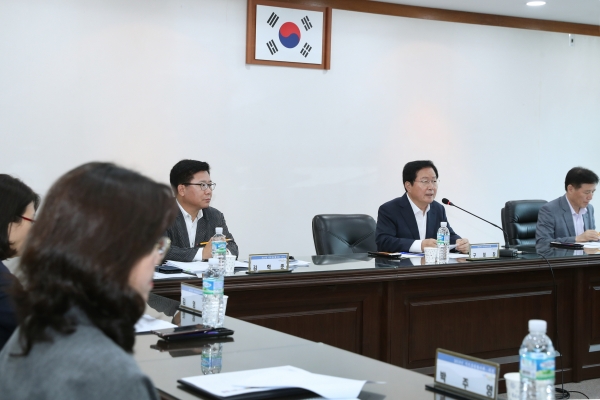 4일 구청 중회의실에서 협의회 위원 위촉식과 회의를 열어 ‘대전 서구형 자치분권 종합계획안’을 심의·의결