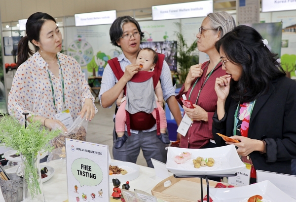 2019 APFW 임산물 홍보관 및 임산식품 시식 모습