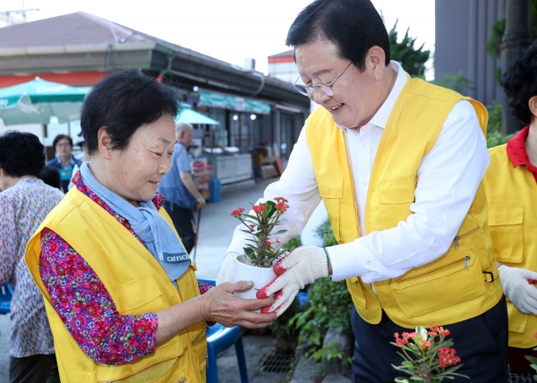 가수원동 동네마실/ 마을활동가들과 함께 아파트 주변을 청소하고 화초 심기 봉사