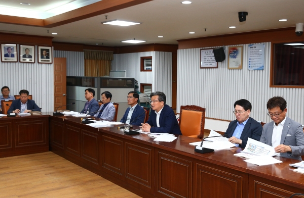 지난달 10일부터 3일간 열린 2019 유성온천문화축제 평가보고회가 진행되고 있는 가운데 정용래 유성구청장이 내년 축제 발전방향 논의