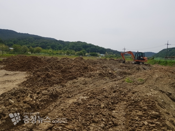 지난달 25일 M업체가 대전 유성구 성북동의 한 농지에 산업폐기물을 매립하는 모습. (사진=제보자)