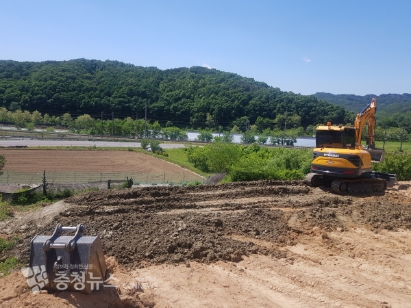 지난달 21일 M업체가 대전 서구 기성동의 한 농지에 산업폐기물을 매립하는 모습 (사진=제보자)